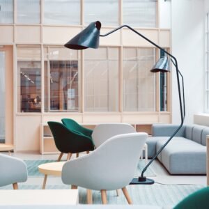 تسريحة مودرن مع مرآة ذكية بإضاءة LED وبف مريح